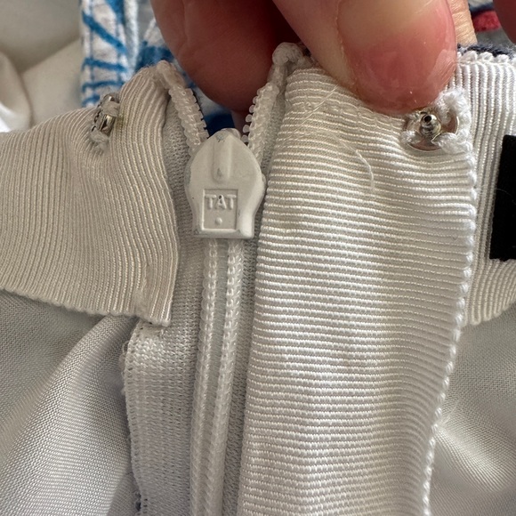 Ann Taylor beautiful Navy and white embroidered floral pencil skirt - Picture 5 of 7